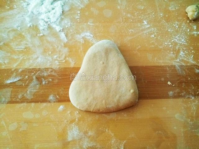 然后翻面按扁 再整形 变得没那么有棱角 更像熊掌