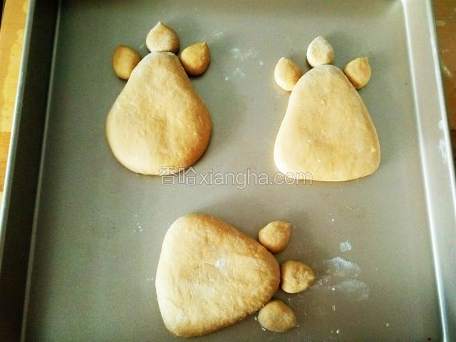 放入烤盘上 摆好脚趾 不用粘着 发酵后自然就粘在一起了