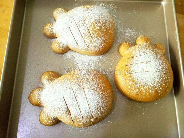 烤箱发酵 同时放热水保持湿度 发酵至1.5倍大 表面喷水 撒干粉 割口 