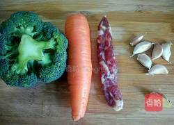 胡萝卜炒香肠的做法图解2