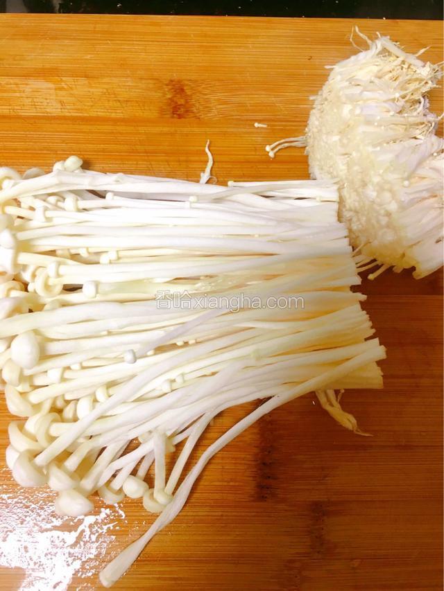 金针菇去根部洗净