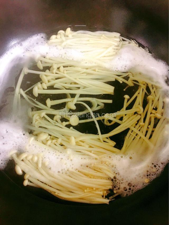 金针菇热水下锅，焯水1分钟