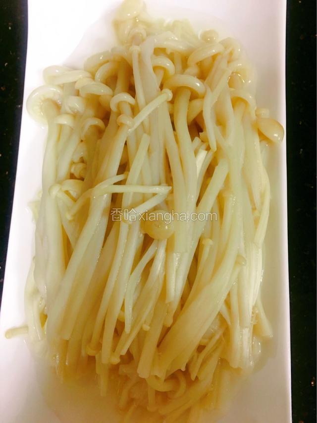捞出控干水分摆盘备用