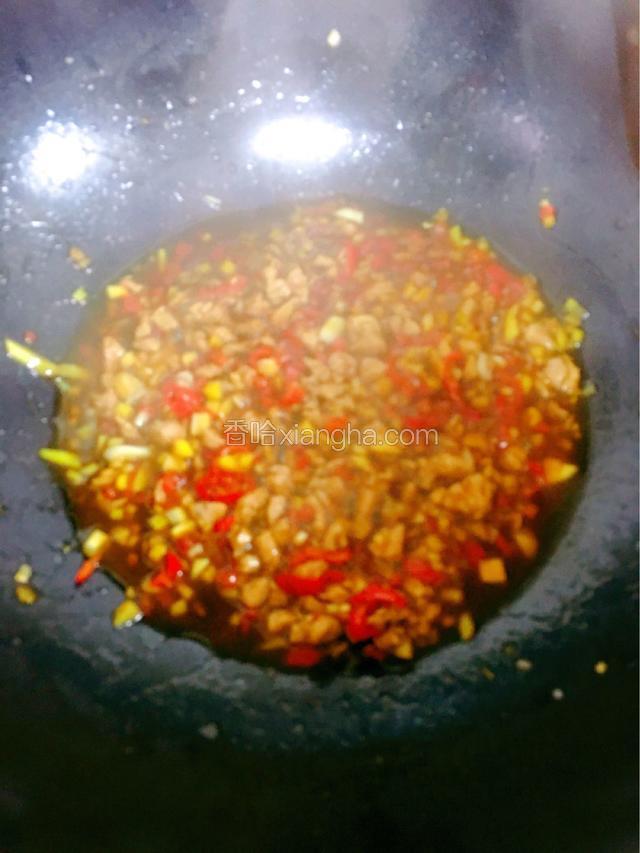 加入生抽，老抽，糖，蚝油，料酒翻炒均匀，这样肉末汁就调好了