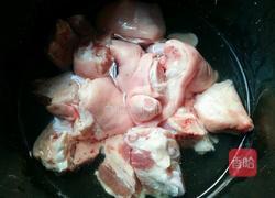 红烧玉米猪蹄的做法图解1