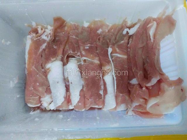 羊肉卷用凉水浸泡去血水。