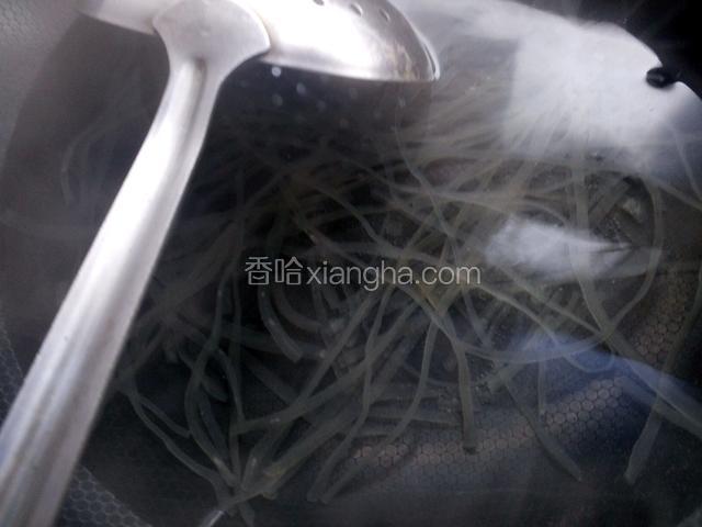 锅中下入薯粉煮软化后捞起，接着下入香菇片烫熟。