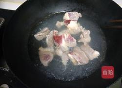牛肉炖西红柿木耳的做法图解1