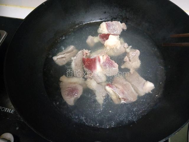 牛肉用开水焯，去血水