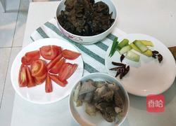 牛肉炖西红柿木耳的做法图解2