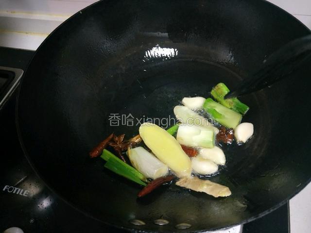 用热油爆香葱姜蒜