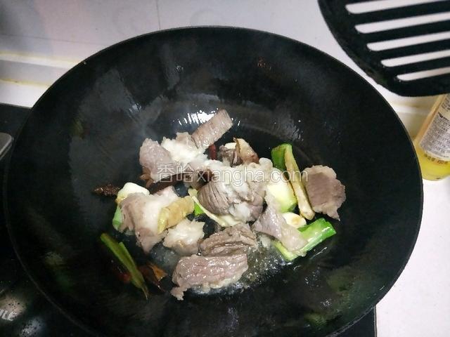 放入牛肉翻炒