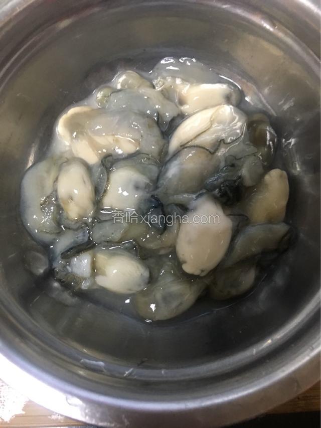 新鲜海蛎洗净，沥干
