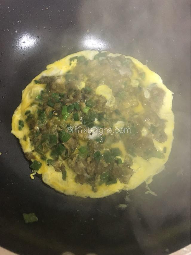 转中火，鸡蛋打散，沿锅边淋下鸡蛋液，鸡蛋凝固后翻面继续煎1～2分钟至熟即可，海蛎煎就完成了。