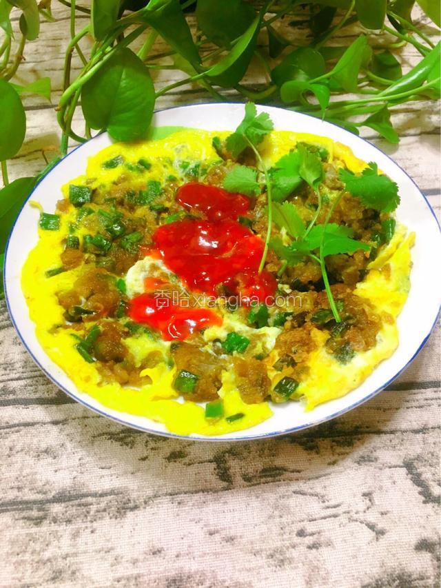 香菜装饰，淋上番茄酱食用