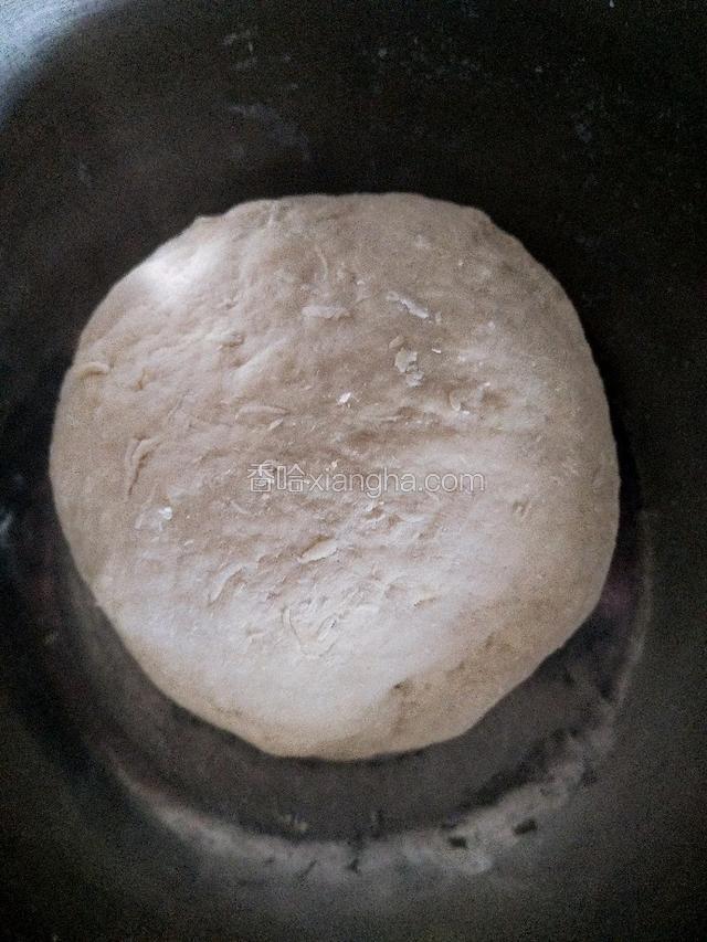用温水活成光滑的面团备用，现在天冷为了让它快速发酵，可以在盆子下面放一碗热水，但也不能太烫了，不然就把面烫死了，