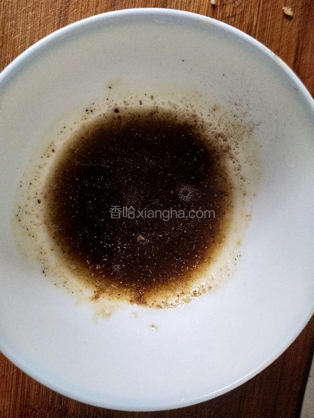 趁着发面的空挡，来准备做饼用的调料，小碗里放入少许花椒粉，五香粉，再放入少许油搅拌均匀备用