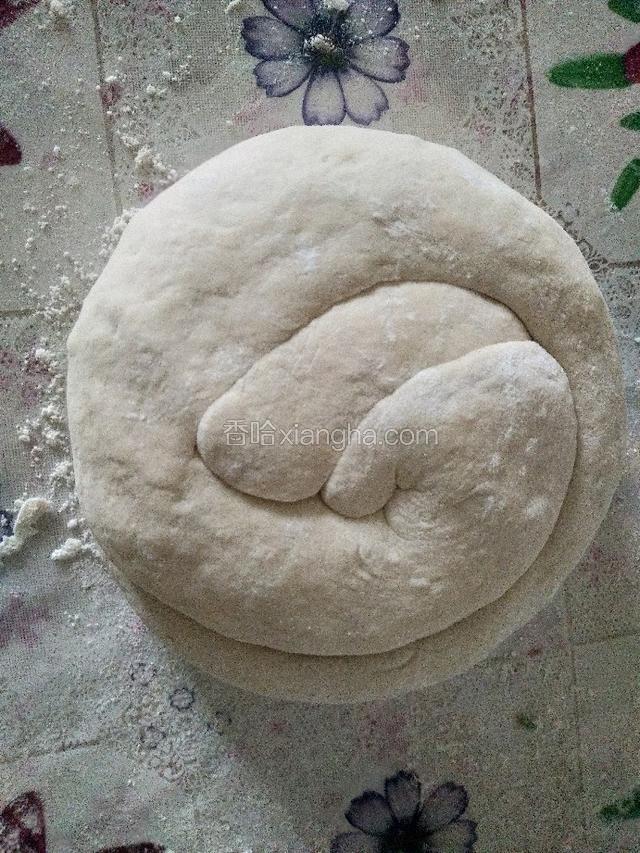 再从一头盘起来，像我这样就行