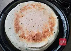 Illustration of how to make scallion sesame oil cake 11