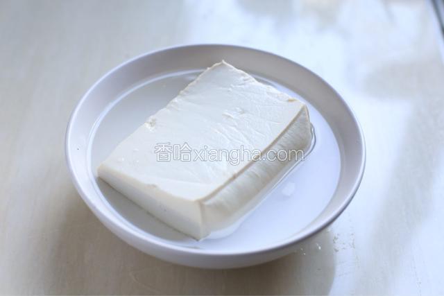 先将豆腐放在盐水中浸泡二十分钟，这样可以去豆腥味，豆腐不容易碎，还能让豆腐内部带有淡淡的咸味。