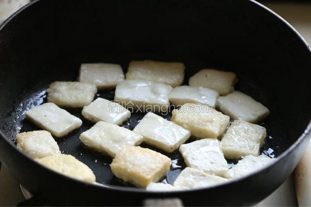 锅热加些许油，七八成热放入豆腐块，中小火将豆腐煎至两面金黄。