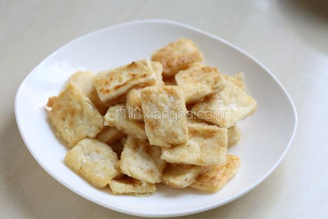煎好的豆腐盛出备用。
