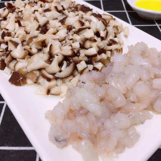 虾仁、香菇切碎粒