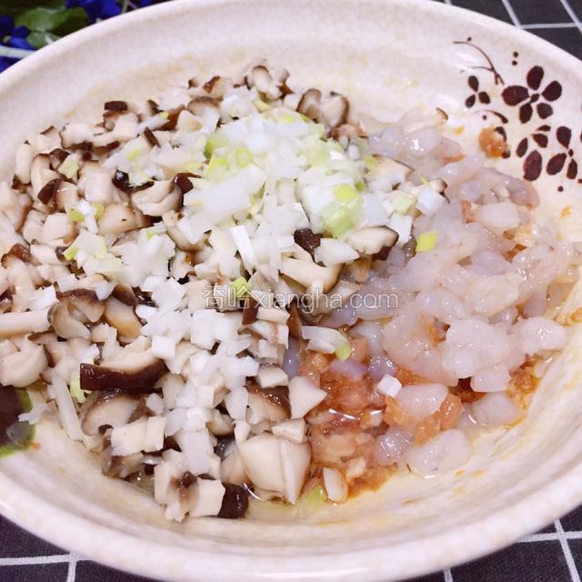 加虾仁、香菇、葱末拌匀即可