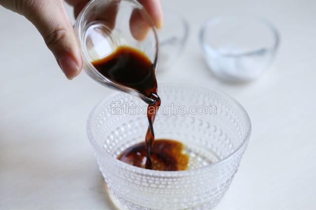 取一小碗，加入蒸鱼豉油、料酒。