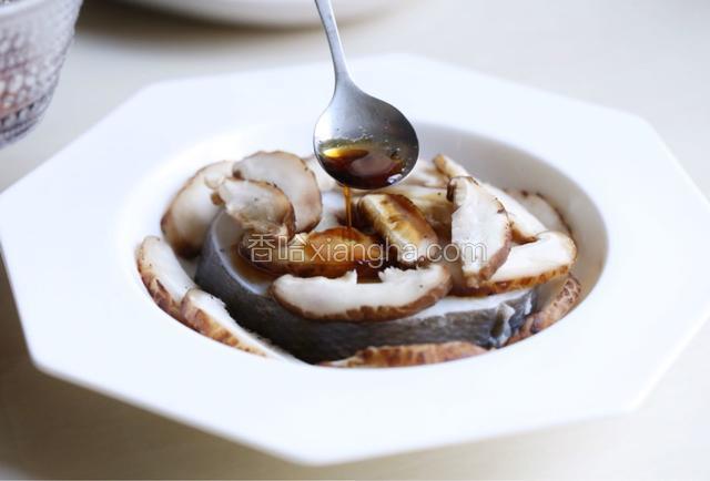 均匀淋上调好的调味汁。
