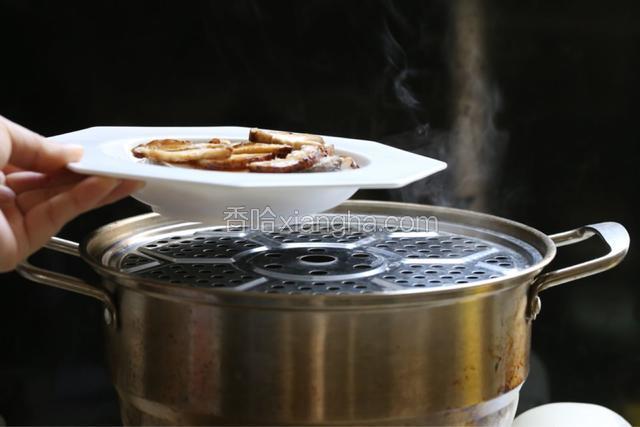 将鱼盘放入开水蒸锅中，大火蒸6分钟关火。