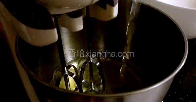 将白醋滴入蛋白里，用电动打蛋器启动低档打发蛋白