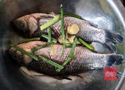 酱烧小鲫鱼的做法图解2