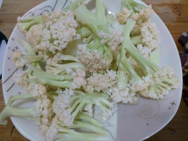 将有机花菜洗净，掰成小朵。