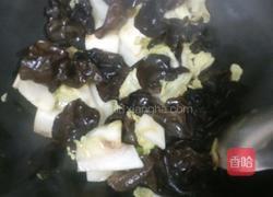 木耳炒白菜片的做法图解5