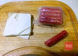 馄饨皮烤香肠的做法图解1