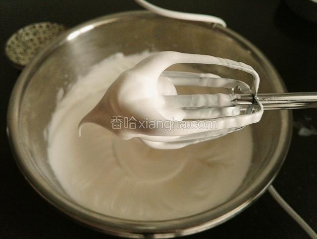 分三次放入白糖打发至湿性发泡，既提起打蛋器有大弯钩（此时烤箱165度预热）