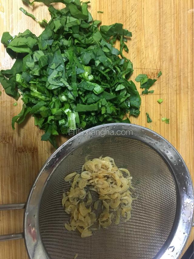 菠菜切末，虾皮洗净备用