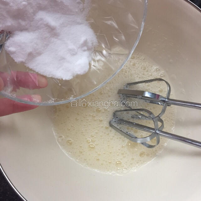 打蛋器打发至粗泡无张力加入部分砂糖
