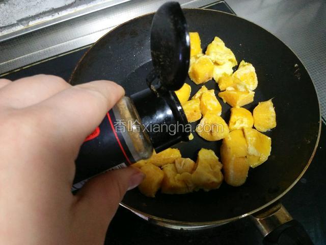 炒匀，加孜然粉