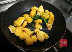 鸡蛋炒馒头丁的做法图解8