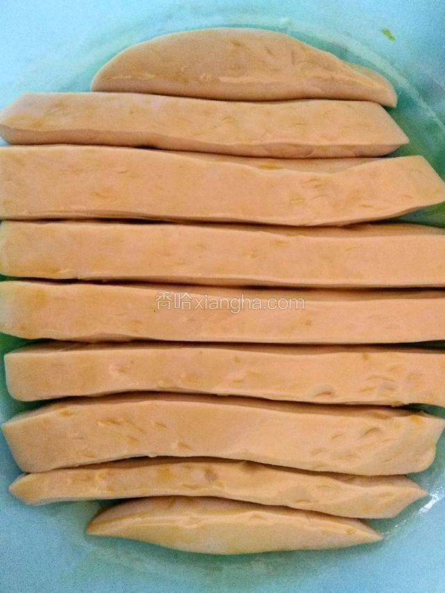 上面再刷少许油，醒一两个小时，如果不着急吃的话，可以醒时间长点