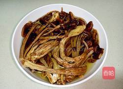 茶树菇排骨鸡爪汤的做法图解1