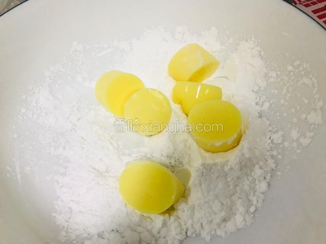 一半切成三等份，裹上一层淀粉