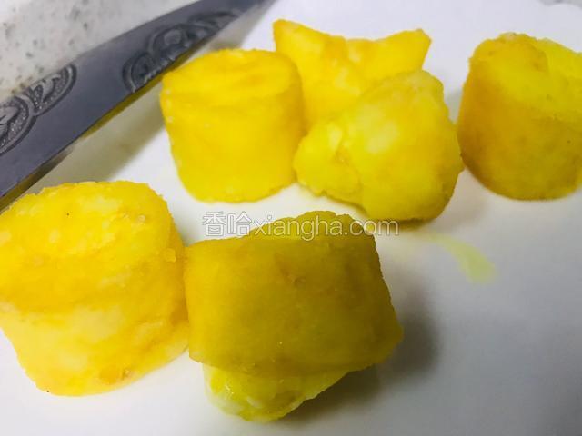 炸至金黄色捞出