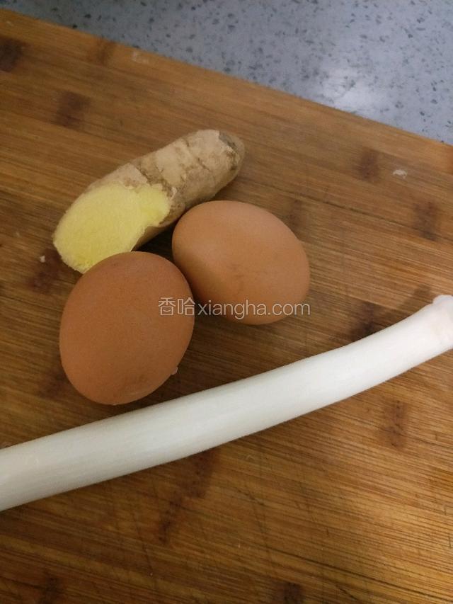 葱姜切碎备用