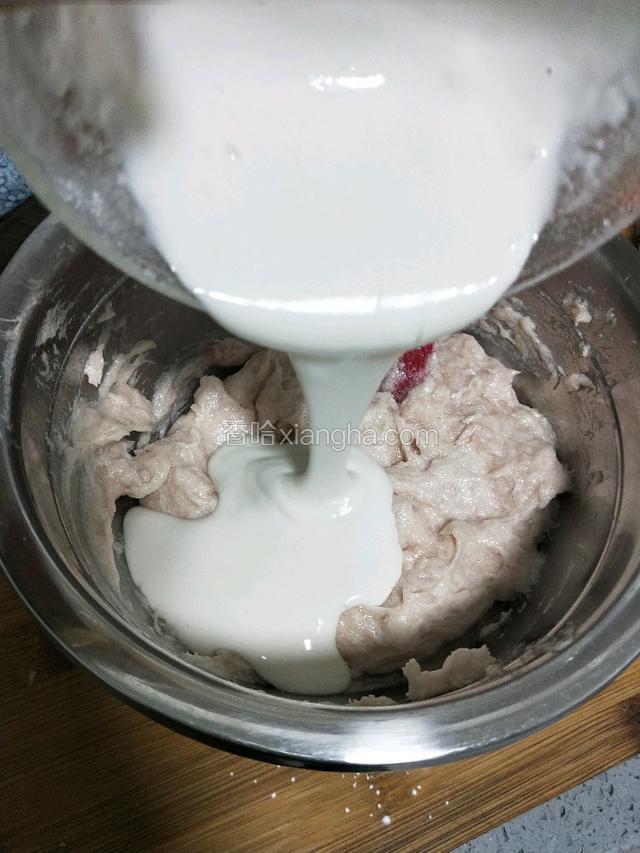 将面糊倒入肉泥里
