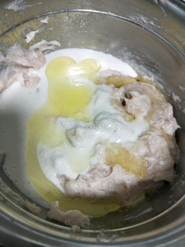 再加入少量食用油和盐，顺着一个方向搅打，上劲。