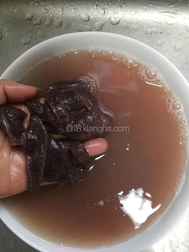 切好的猪肝片用手轻轻的抓洗后换清水浸泡半个小时