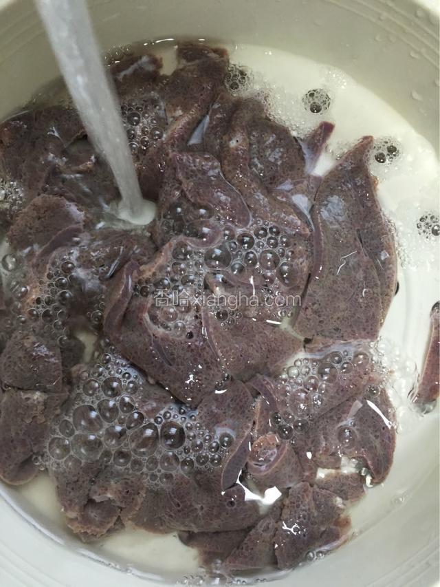 用个洗菜盆冲洗猪肝片